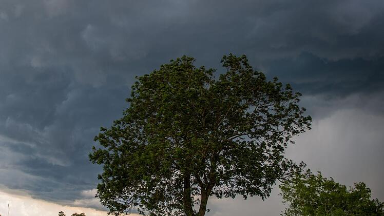 Wie wird das Wochenend-Wetter in Franken? Laut Wetterexperte Stefan Ochs könnte es am Samstag und Sonntag ordentlich krachen. Aber die neue Prognose fällt etwas positiver aus als die letzte. Symbolfoto: Armin Weigel / dpa