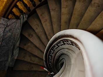 Ein Glanzpunkt des historischen Rathauses in Forchheim ist die original erhaltene Spindeltreppe aus dem 15. Jahrhundert. Foto: Matthias Hoch