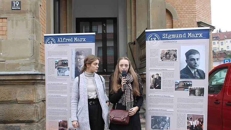 Die Gymnasiastinnen Clara Aumüller und Victoria Thiel berichteten über das Schicksal  der Familie Marx vor deren einstigem Wohnhaus in der Bamberger Straße.