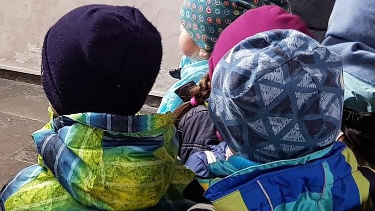 Kinder und Jugendliche dürfen aus Datenschutzgründen ohne Einwilligung der Eltern schon lange nicht mehr von jedermann einfach so fotografiert werden . Das betrifft vor allem Pfarr- und Kirchengemeinden sowie Kindergärten und Schulen.  Eine Mitarbeiterin einer Pfarrgemeinde am Obermain: "Unsere Arbeit wird dadurch  wesentlich zeitaufwendiger."Brigitte Krause