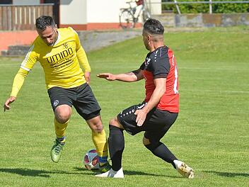 Oberreichenbach (li. Mustafa &Ouml;zsoy) hatte in Neuhaus (re. Thanasi Chiarelli) nur selten Orientierungsprobleme und gewann 5:1. Foto: Picturedreams