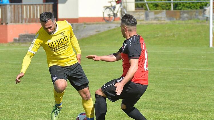 Oberreichenbach (li. Mustafa &Ouml;zsoy) hatte in Neuhaus (re. Thanasi Chiarelli) nur selten Orientierungsprobleme und gewann 5:1. Foto: Picturedreams