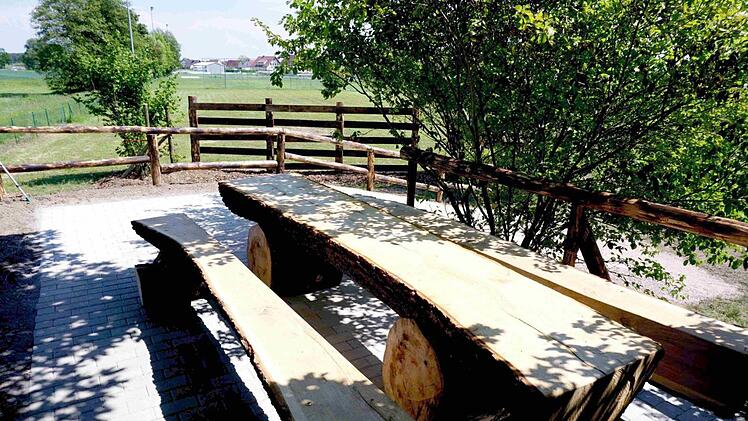 Der Freisitz mit Blick auf die Sportplätze    Foto: Richard Sänger