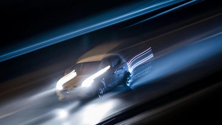 Nur drei Monate muss der Raser, der bei Ludwigschorgast mit 194 km/h geblitzt wurde, seinen Führerschen abgeben, nur 600 Euro Geldbuße zahlen. Symbolbild:  Frank Rumpenhorst/dpa