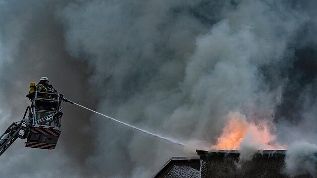 In Kulmbach in Oberfranken ist am Freitagabend ein Feuer in einem Wohnhaus ausgebrochen. Symbolfoto: Paul Zinken/dpa