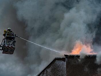 In Kulmbach in Oberfranken ist am Freitagabend ein Feuer in einem Wohnhaus ausgebrochen. Symbolfoto: Paul Zinken/dpa