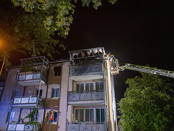 Wohnungsbrand in Erlangen: Bewohner erleidet lebensgef&auml;hrliche Verletzungen