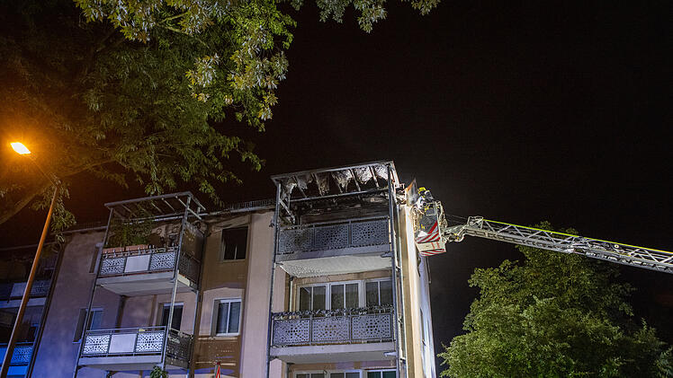 Wohnungsbrand in Erlangen: Bewohner erleidet lebensgef&auml;hrliche Verletzungen