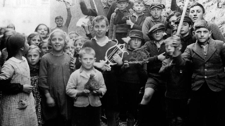 Die Pogrome waren f&uuml;r alle offensichtlich: Kinder posieren mit gestohlenen Kultgegenst&auml;nden aus Synagogen.