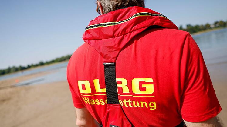 Feuerwehr und DLRG &uuml;ben gemeinsam am Rhein