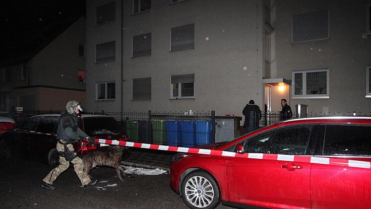 Ein SEK-Beamter mit Polizeihund trifft am Einsatzort ein.Foto: Ott, News5