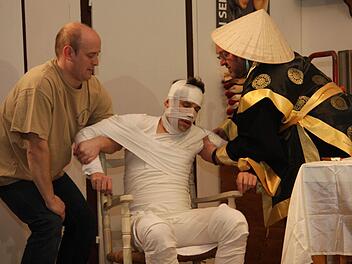 Anton (Alexander Kaul), Ochsenwirt (Otto Drummer) und Nachbar Paul als Masseur aus China (v.l.). Lustig geht es zu, wenn die Leutenbacher Theater spielen.Fotos: Galster