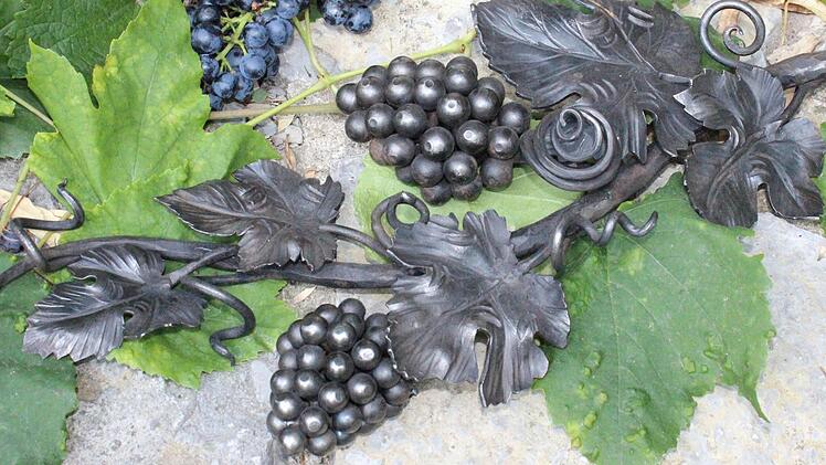Aus Metall ist vieles machbar - auch die originalgetreue Abbildung einer Weinrebe.