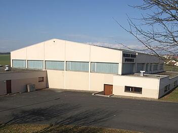 Sanierung und Erweiterung der Wilhelm-Hegler-Halle können starten. Die Kosten kann der Haushaltsplan für das laufende Jahr verkraften. Abgebrochen und daneben neu erstellt wird der Sporttrakt. Foto: Stefan Geiger
