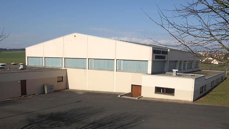 Sanierung und Erweiterung der Wilhelm-Hegler-Halle können starten. Die Kosten kann der Haushaltsplan für das laufende Jahr verkraften. Abgebrochen und daneben neu erstellt wird der Sporttrakt. Foto: Stefan Geiger