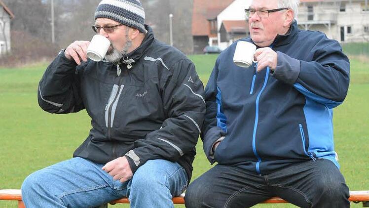 Glühwein tut gut: Zuschauer in Riedenberg sorgen zumindest innerlich für Wärme. Foto: ssp