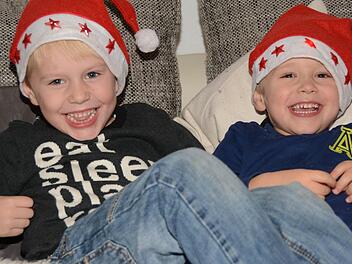 Jakob und Luis Reuß freuen sich auf Weihnachten. Foto: Dagmar Besand