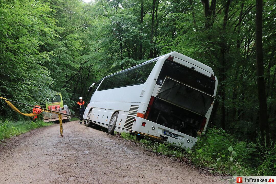 Unfall bei Ebrach: Mit Kindern besetzter Reisebus rutscht in Straßengraben
