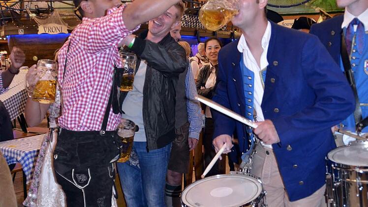 Die Begeisterung der Festzeltbesucher war so groß, dass sie die Musiker der Bläservereinigung bei ihrem Auszug spontan mit einem Schluck aus dem Maßkrug bedachten.  Foto: Kathrin Kupka-Hahn