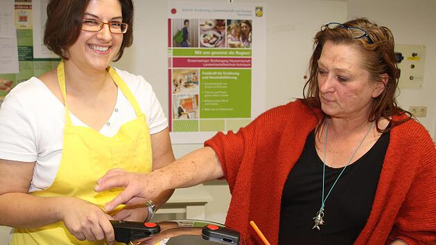 Sabine Hofmann (36) aus Kronach hat die Ausbildung zur Fachkraft f&uuml;r Ern&auml;hrung und Haushaltsf&uuml;hrung an der Landwirtschaftsschule in Kulmbach in ihrer Elternzeit absolviert.  Ursula Willenberg (rechts) von der Landwirtschaftsschule freut sich bereits auf ein neues Semester, in dem noch  einige Pl&auml;tze frei sind.Sonny Adam
