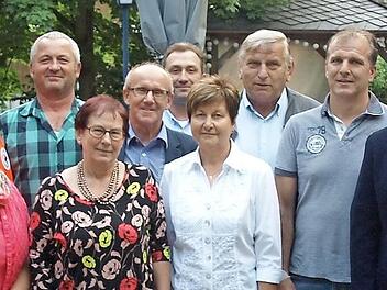 Zusammen mit den politischen Vertretern ihrer Gemeinde, stellvertretendem BRK-Kreisvorsitzenden Armin Bandorf und BRK-Ehrenamtsmanager Ralf Schmidt stellten sich die Spender, die 75, 100 und 125 Mal Hilfe für den Nächsten geleistet haben, stolz zu einem Erinnerungsfoto. Fotos: Deuerling