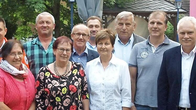 Zusammen mit den politischen Vertretern ihrer Gemeinde, stellvertretendem BRK-Kreisvorsitzenden Armin Bandorf und BRK-Ehrenamtsmanager Ralf Schmidt stellten sich die Spender, die 75, 100 und 125 Mal Hilfe für den Nächsten geleistet haben, stolz zu einem Erinnerungsfoto. Fotos: Deuerling