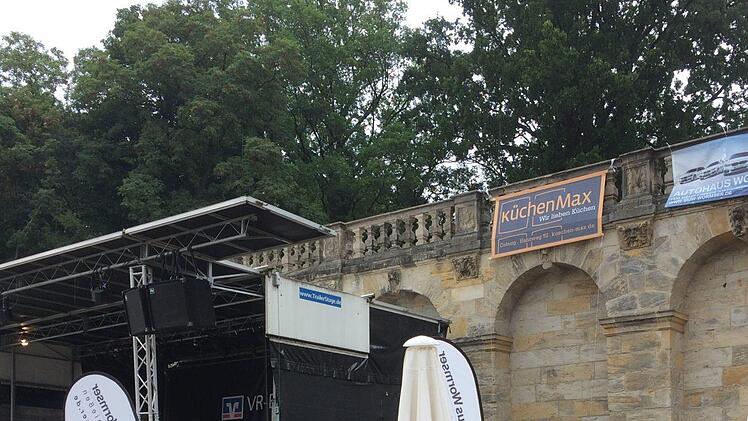 Der Schauplatz des Geschehens am Morgen danach: Im Vordergrund ist die Musikbühne zu sehen, direkt dahinter die Arkaden.Oliver Schmidt