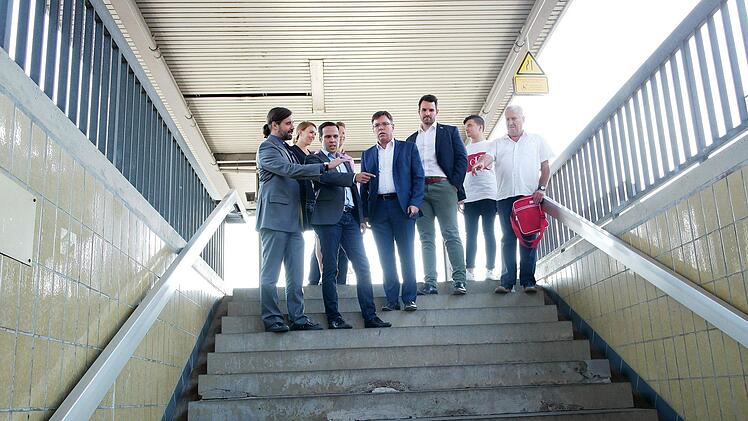 Die Barrierefreiheit des Kulmbacher Bahnhofs ist auch ein Anliegen der FDP. Leicht zu verwirklichen w&auml;re ein Plattform-Lift, meinen (von links die Landtagsspitzenkandidaten Sebastian K&ouml;rber und Martin Hagen sowie Bezirkstagskandidat Thomas Nagel.Peter M&uuml;ller