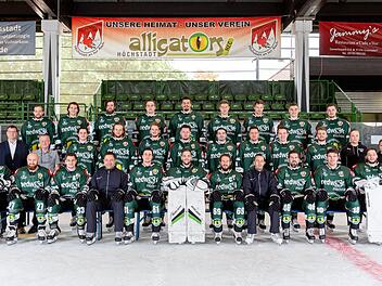 Das Oberliga-Team des Höchstadter EC (hinten, von links): Marvin Deske, Ales Kreuzer, Richard Stütz, Maximilian Otte, Markus Babinsky, Patrick Wiedl, Max Cejka, Felix Ribarik, Marc Roth sowie (Mitte, von links) Sportvorstand Jörg Schobert, Materialwart Rudi Nagengast, Lukas Lenk, Friedrich Kolesnikov, Florian Szwajda, Oleg Seibel, Daniel Tratz, Thilo Grau, Jari Neugebauer, Lukas Fröhlich, die Betreuerinnen Sandra Nitsch und Sarah Neuhaus nebst (vorne, von links) Nico Henseleit, Ondrej Nedved,...