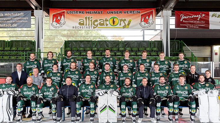 Das Oberliga-Team des Höchstadter EC (hinten, von links): Marvin Deske, Ales Kreuzer, Richard Stütz, Maximilian Otte, Markus Babinsky, Patrick Wiedl, Max Cejka, Felix Ribarik, Marc Roth sowie (Mitte, von links) Sportvorstand Jörg Schobert, Materialwart Rudi Nagengast, Lukas Lenk, Friedrich Kolesnikov, Florian Szwajda, Oleg Seibel, Daniel Tratz, Thilo Grau, Jari Neugebauer, Lukas Fröhlich, die Betreuerinnen Sandra Nitsch und Sarah Neuhaus nebst (vorne, von links) Nico Henseleit, Ondrej Nedved,...