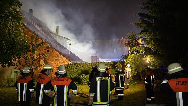 Bei einem Feuer am Montagabend waren hunderte Feuerwehrmänner im Einsatz. Foto NEWS5/Goppelt