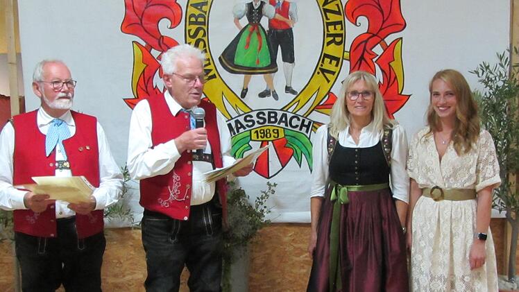 Ehrungen 2020: (von links) Tanzleiter Gerhard Großmann, 1. Vorsitzender Bernhard Schraut, Barbara Stahl (zehn Jahre) und Linda Günzel (25 Jahre dabei). Foto: Friedel Bayer