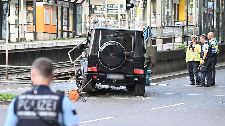 Auto fährt in Personengruppe in Stuttgart - Frau tot