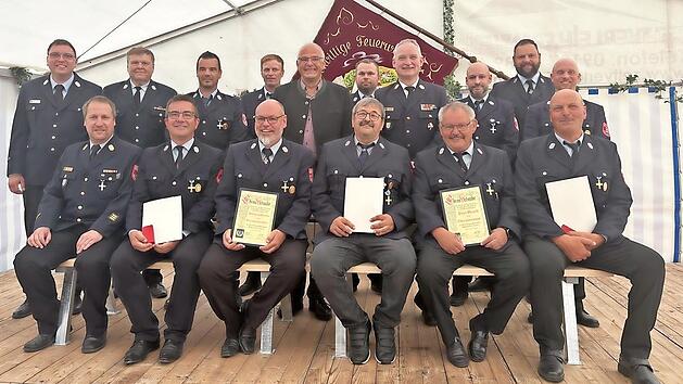 Die geehrten Einsatzkr&auml;fte mit Landrat Hanng&ouml;rg Zimmermann und Kreisbrandrat Oliver Flake sowie den Feuerwehrf&uuml;hrungskr&auml;ften. In der vorderen Reihe in der Bildmitte Heinz Meier von der FFW Affalterthal, links daneben der neue Ehrenkommandant der S...