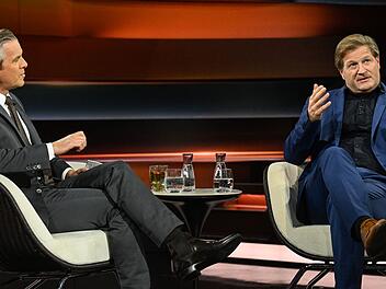 Markus Lanz (links) analysierte unter anderem mit Journalist Michael Br&ouml;cker das Ergebnis der Landtagswahlen in Berlin und Mecklenburg-Vorpommern.
