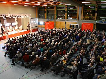 Voll besetzte Stuhlreihen beim Regionentalk in Neustadt. Foto: Albert Höchstädter.