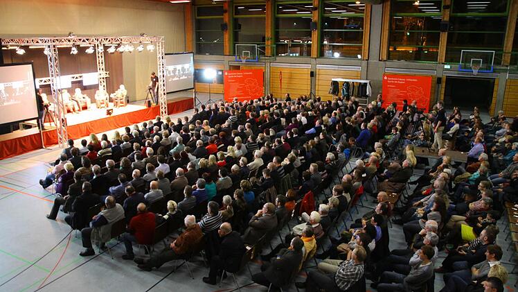Voll besetzte Stuhlreihen beim Regionentalk in Neustadt. Foto: Albert Höchstädter.