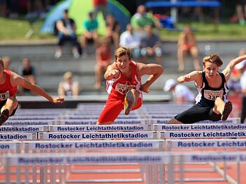 Julian Hoffmann vom ATS Kulmbach (rechts) läuft bei der Junioren-DM in Rostock neue Bestzeit und wird Siebter im 110-Meter-Hürden-Finale.  Foto: Theodor Kiefner