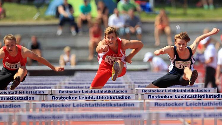 Julian Hoffmann vom ATS Kulmbach (rechts) läuft bei der Junioren-DM in Rostock neue Bestzeit und wird Siebter im 110-Meter-Hürden-Finale.  Foto: Theodor Kiefner