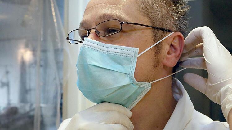 Besucher in Essen müssen sich komplett umziehzen und dürfen nur einzeln und mit Mundschutz zum ihm ihns Zimmer. Fotos: privat