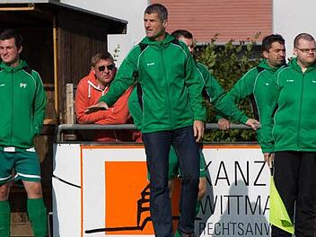Für Trainer Andreas Engel (Mitte) und die Betreuer des FC Stockheim gab es bislang nur selten Grund zur Skepsis. Die ersten acht Saisonspiele sind fast nach Wunsch gelaufen. Foto: Heinrich Weiß