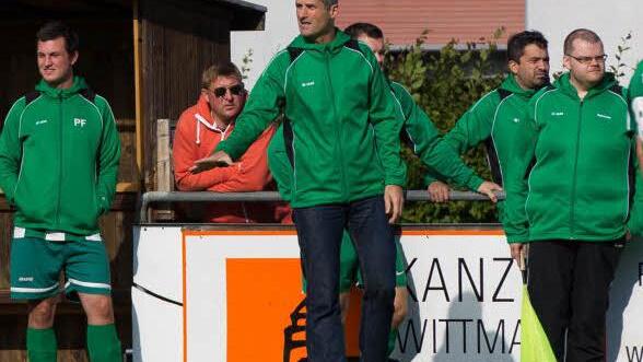 Für Trainer Andreas Engel (Mitte) und die Betreuer des FC Stockheim gab es bislang nur selten Grund zur Skepsis. Die ersten acht Saisonspiele sind fast nach Wunsch gelaufen. Foto: Heinrich Weiß