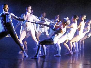Die Ballett-Truppe River North aus Chicago in "Forbidden Boundaries", der packenden Darstellung menschlicher Beziehungen, Abhängigkeiten, Auseinandersetzungen in der Choreographie ihres künstlerischen Leiters Frank Chaves Foto: Ahnert