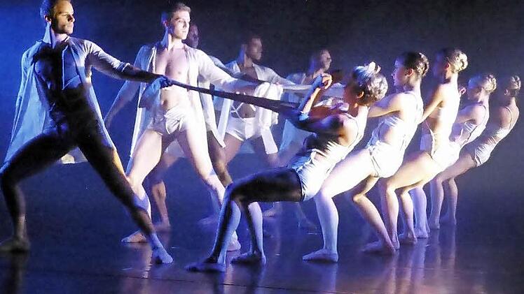 Die Ballett-Truppe River North aus Chicago in "Forbidden Boundaries", der packenden Darstellung menschlicher Beziehungen, Abhängigkeiten, Auseinandersetzungen in der Choreographie ihres künstlerischen Leiters Frank Chaves Foto: Ahnert