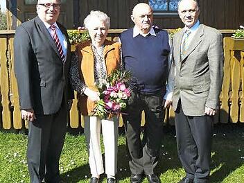 Unser Bild zeigt das eiserne Paar Barbara und Andreas Purucker (Bildmitte)mit stellvertretendem Landrat Dieter Schaar (links) und Bürgermeister Franz Uome. Foto: Klaus-Peter Wulf