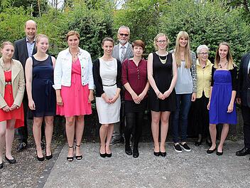 Die Einser-Absolventinnen der Berufsfachschulen am BBZ zusammen mit ihren Fachbetreuern. Foto: Dieter Britz
