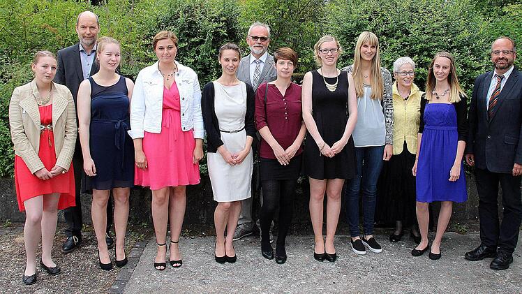 Die Einser-Absolventinnen der Berufsfachschulen am BBZ zusammen mit ihren Fachbetreuern. Foto: Dieter Britz