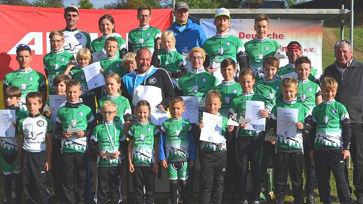 Die Redwitzer Ortsmeister im Mountain-Cross-Country mit Bürgermeister und Schirmherr Christian Mrosek (re.) und dem Vorsitzendem des Turnvereins, Martin Paulusch (Mitte).