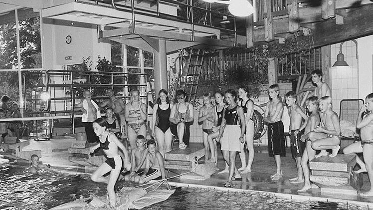 Viel Spaß bot das Freizeitbad vielen jungen Leuten - früher und heute. Foto: Archiv Saale-Zeitung