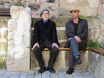 Zwei Kronacher Bildhauer, Heinrich Schreiber und sein Sohn Tobias, haben für die Neugestaltung des Platzes am historischen Storchenturm drei Sandsteinplastiken geschaffen. Foto: Mariell Dörrschmidt